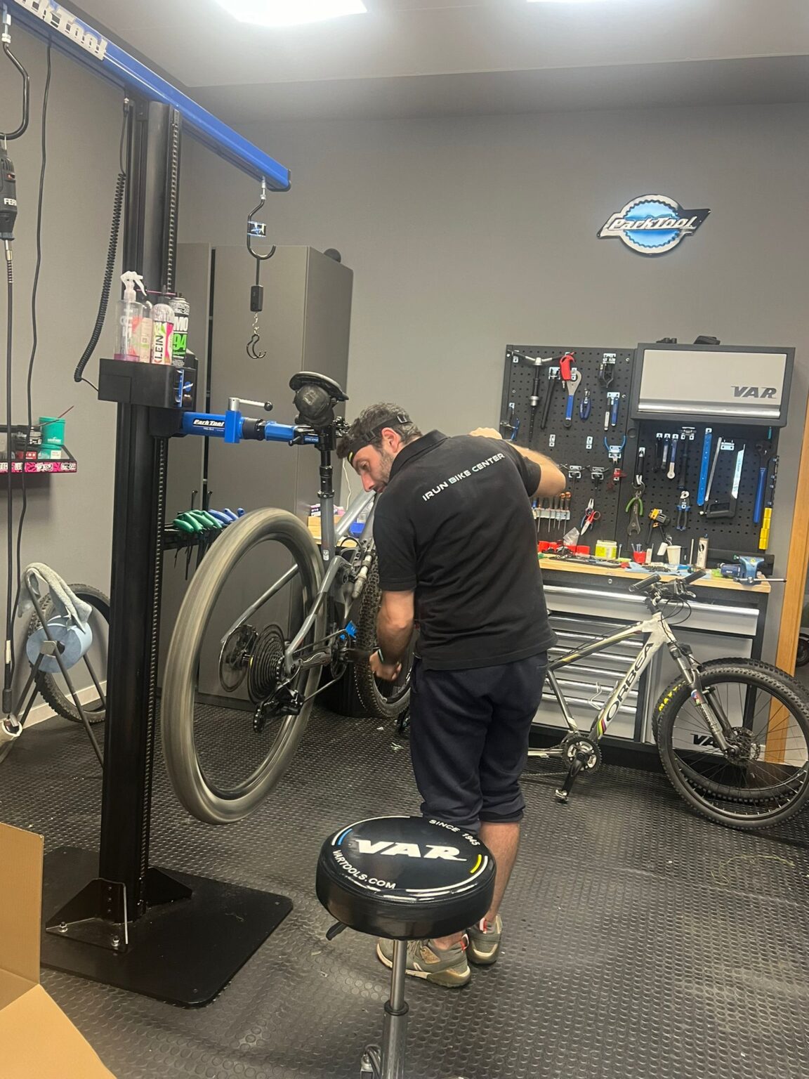 Técnico de Irun Bike Center reparando una bici en el taller