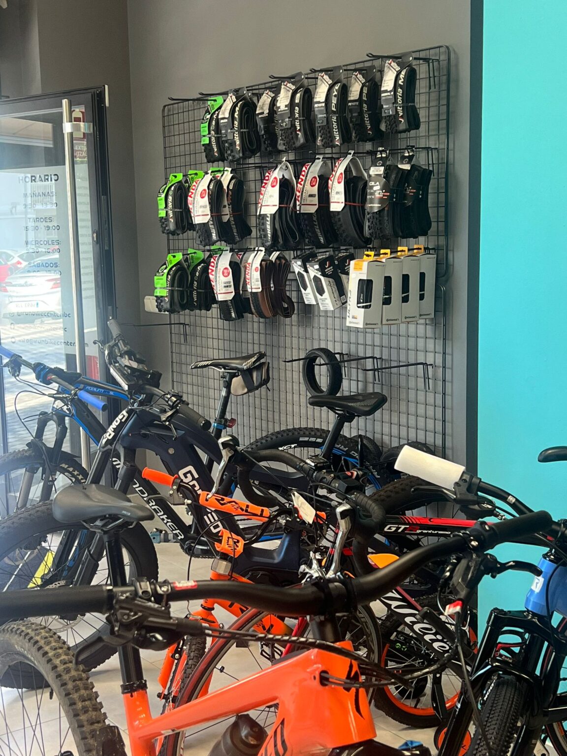 Exposición de bicicletas y accesorios en la tienda