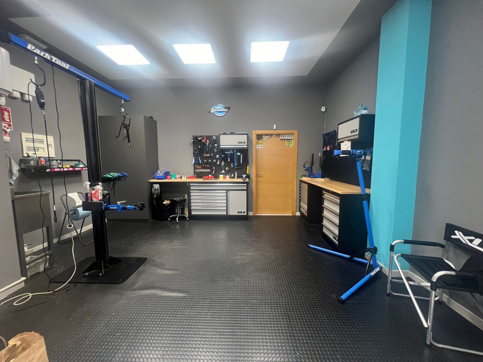 Taller de Irun Bike Center con utillaje Park Tool