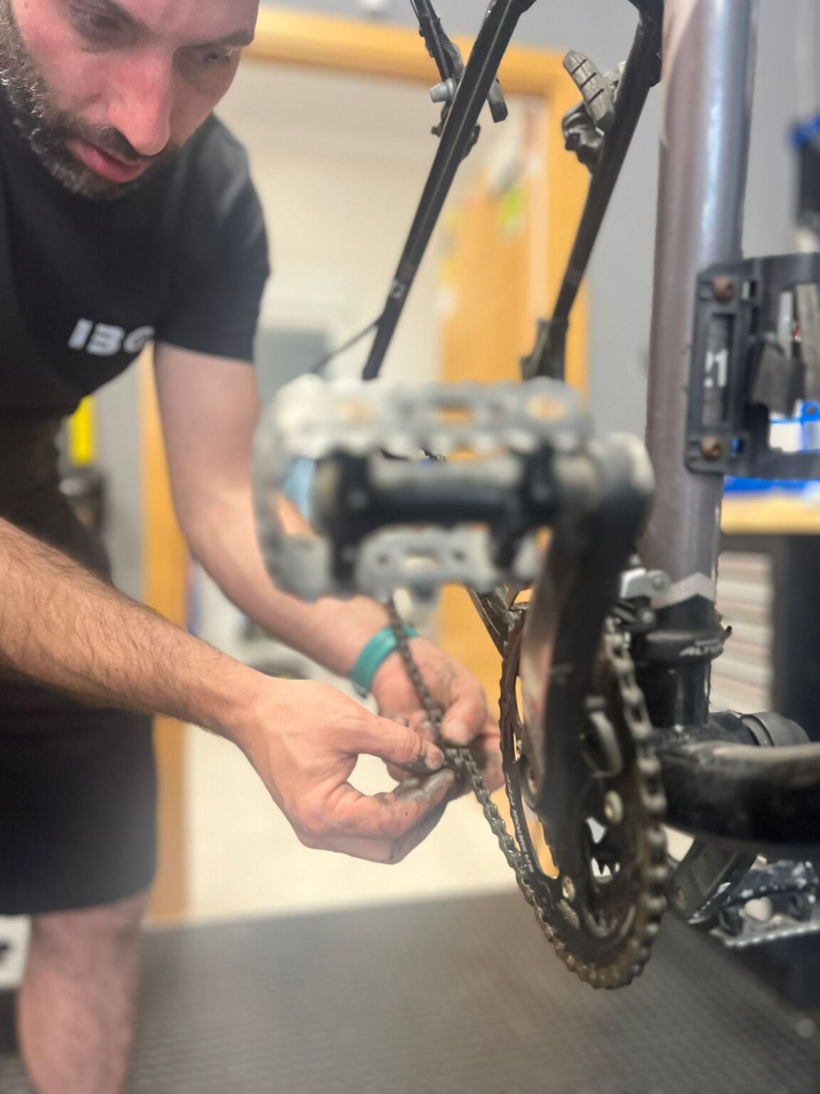 Mecánico ajustando la transmisión de una bici