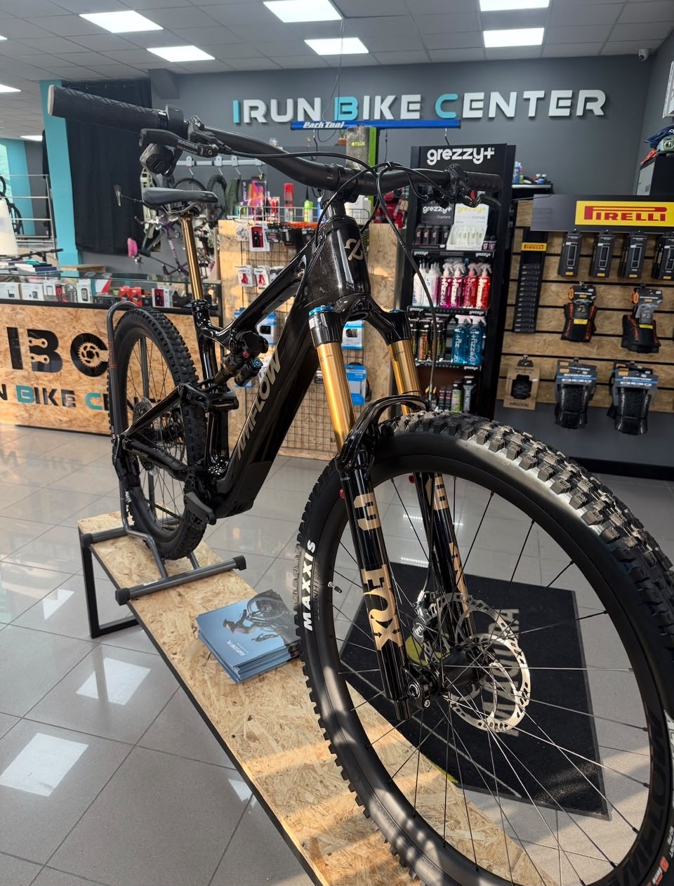 E-MTB Amflow en el expositor de la tienda
