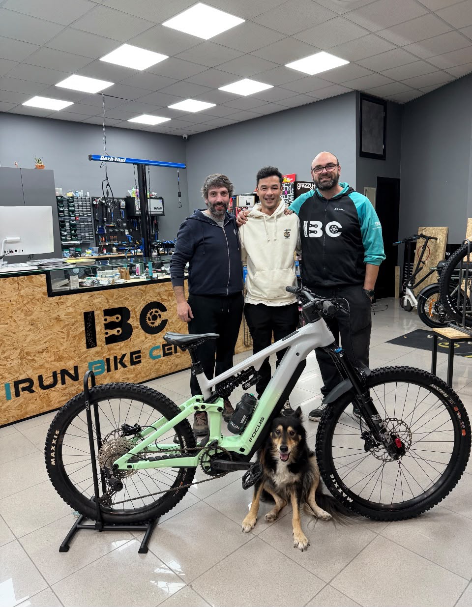 El equipo de Irun Bike Center en la tienda