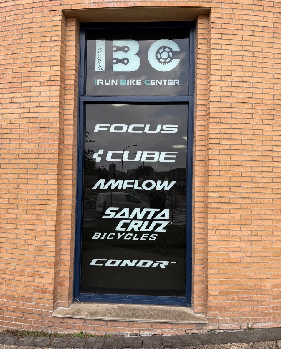 Escaparate de Irun Bike Center con las marcas Focus, Cube, Amflow, Santa Cruz y Conor