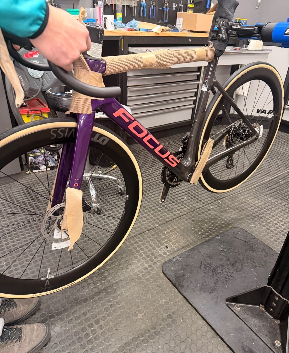 Montaje de una bicicleta Focus en el taller