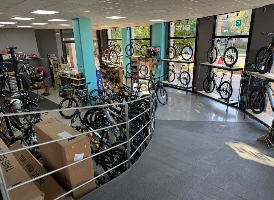 Interior de la tienda Irun Bike Center con la exposición de bicicletas